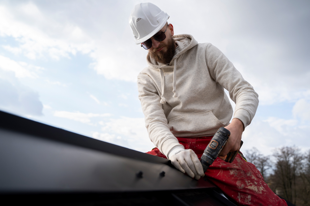 waterproofing company in Dubai fixing the house roof 